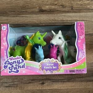 NWT wonder pony land horse family set 4pc pony’s, hair accessories,hair comb